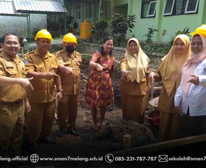 PELETAKAN BATU PERTAMA PEMBANGUNAN KAMAR MANDI MURID ATAS BANTUAN DARI PEMERINTAH PUSAT