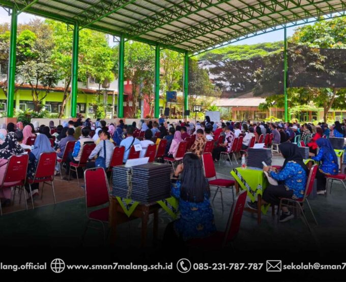 PEMBAGIAN LAPORAN HASIL BELAJAR TENGAH SEMESTER DI GOR SABHATANSA