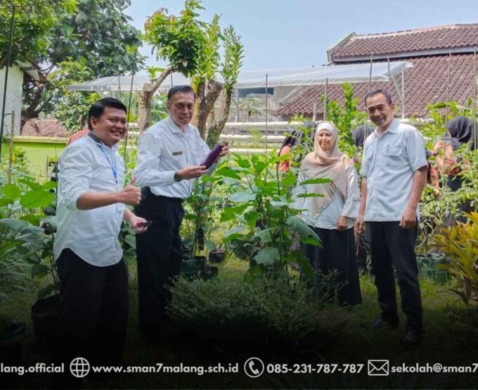 WUJUDKAN SEKOLAH LESTARI, SMAN 7 KOTA MALANG GELAR PANEN RAYA DI KEBUN SABHATANSA