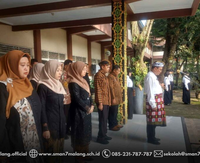 SEMARAK HARI PENDIDIKAN NASIONAL DI SMAN 7 KOTA MALANG: GURU BERPAKAIAN ADAT, MURID KHIDMAT MENGIKUTI UPACARA